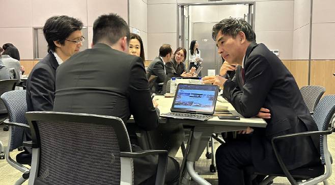 전력 ICT 공기업 한전KDN과 프랑스 에너지 솔루션 기업 에너지풀 관계자가 지난 3일 서울 여의도 FKI타워에서 열린 기술교류회에서 이야기를 나누고 있다. (사진=한전KDN)