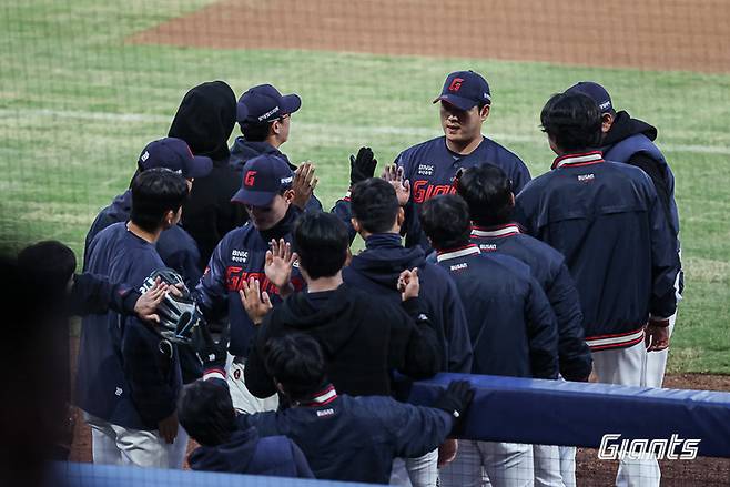 지난 1일 호투를 펼친 롯데 자이언츠 나균안이 선수단과 하이파이브를 하고 있다.