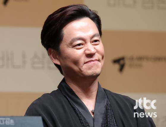 7일 오후 서울 강서구 LG 아트센터에서 연극 '바냐 삼촌' 제작발표회가 열렸다. 손상규 연출, 배우 이서진, 고아성, 양종욱, 이화정, 김수현이 참석했다. 박세완 엔터뉴스팀 기자 park.sewan@jtbc.co.kr