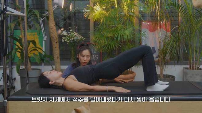 골반 트위스트 동작을 하고 있는 엄정화. 사진=유튜브 'Umaizing 엄정화TV'