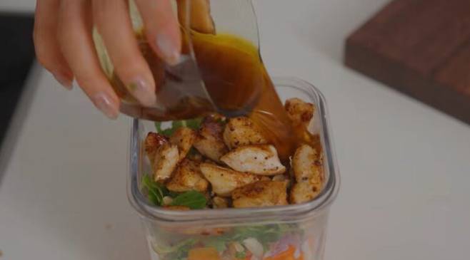 엄정화가 구운 닭고기·당근 샐러드를 만들고 있는 모습. 사진=유튜브 'Umaizing 엄정화TV'