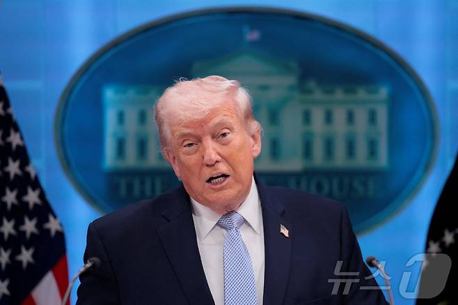 6일(현지시간) 도널드 트럼프 미국 대통령이 워싱턴DC 백악관에서 최근 이란에서 격추된 F-15 전투기 조종사 구출 작전 관련 기자회견을 하고 있다. 2026.04.06 ⓒ 로이터=뉴스1