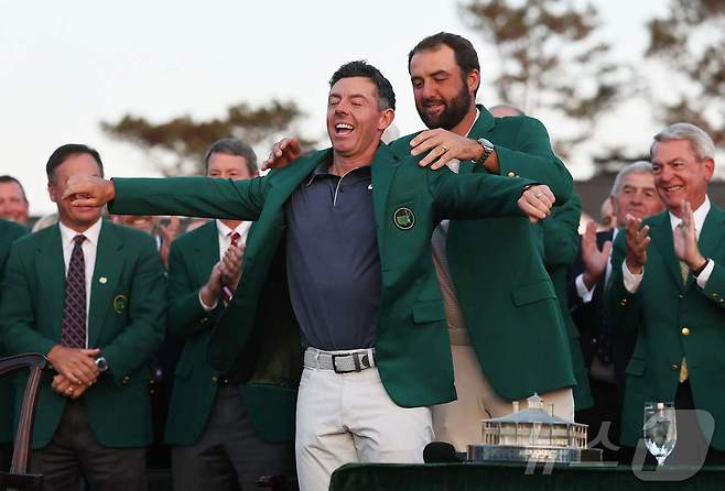 지난해 대회에서 로리 매킬로이에게 그린재킷을 입혀줬던 스코티 셰플러. ⓒ AFP=뉴스1