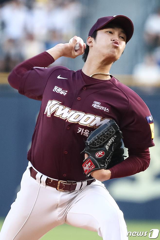 2일 서울 송파구 잠실야구장에서 열린 프로야구 '2023 신한 SOL KBO리그' 키움 히어로즈와 LG 트윈스의 경기, 1회말 키움 선발 안우진이 역투하고 있다. 2023.8.2 ⓒ 뉴스1 유승관 기자