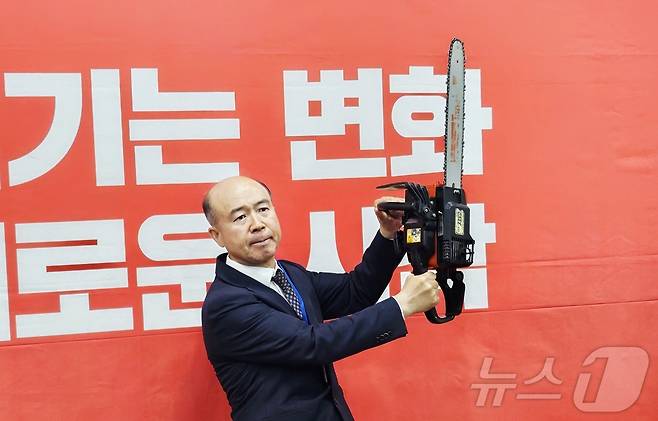 6·3 지방선거 대구시장 경선에서 컷오프(공천 배제)된 김한구 전 현대자동차 노동조합 대의원이 7일 대구 수성구 국민의힘 대구시당에서 기자회견을 열어 무소속 출마 의지를 밝힌 뒤 이재명 정부가 추진하는 사법개혁을 비판하고, 국민의힘 쇄신을 촉구하는 퍼포먼스를 하고 있다. 2026.4.7 ⓒ 뉴스1 남승렬 기자