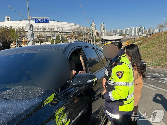 7일 오전 서울 송파구 신천나들목 일대에서 경찰이 끼어들기 위반 차량을 단속하고 있다. 2026.4.7 ⓒ 뉴스1 강서연 기자