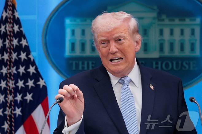 도널드 트럼프 미국 대통령이 6일(현지시간) 워싱턴DC 백악관에서 기자회견을 열고있는 모습. ⓒ 로이터=뉴스1