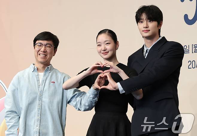 이상엽 감독(왼쪽부터)과 배우 김고은, 김재원이 7일 서울 구로구 더 링크호텔 서울에서 열린 티빙 새 드라마 '유미의 세포들3'(극본 송재정, 김경란) 제작발표회에 참석해 포즈를 취하고 있다. '유미의 세포들3'는 스타작가가 된 유미(김고은 분)의 무자극 일상 속 날벼락처럼 찾아온 뜻밖의 인물로 인해 다시 한번 웃고 울고 사랑에 빠지는 세포 자극 공감 로맨스를 담는다. 2026.4.7 ⓒ 뉴스1 권현진 기자