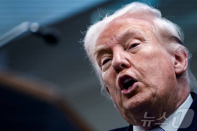 도널드 트럼프 미국 대통령이 6일(현지시간) 워싱턴DC 백악관 제임스 S. 브래디 기자회견실에서 연설을 하고 있다. 2026.4.6 ⓒ 로이터=뉴스1