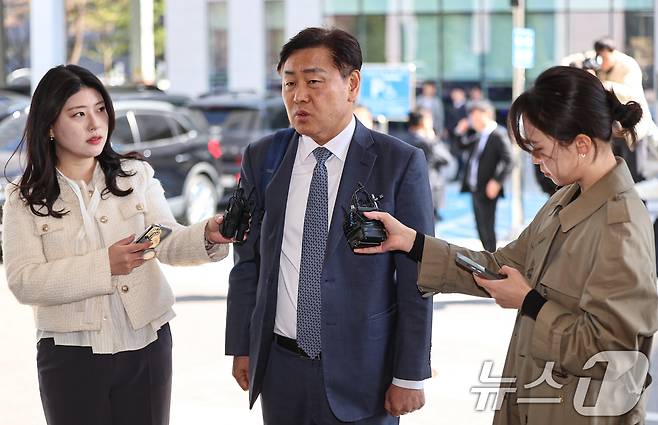 김관영 전북지사가 7일 서울 양천구 남부지방법원에서 열린 더불어민주당 상대 가처분 신청 심문에 출석하며 취재진 질문에 답하고 있다. 2026.4.7 ⓒ 뉴스1 김도우 기자