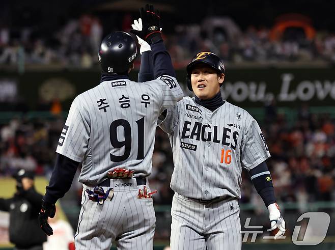 7일 오후 인천 미추홀구 SSG랜더스필드에서 열린 프로야구 '2026 신한 SOL KBO리그' SSG 랜더스와 한화 이글스의 경기, 3회초 한화 공격 2사 만루 때 하주석이 2타점 적시타를 치고 추승우 코치와 하이파이브 하고 있다. 2026.4.7 ⓒ 뉴스1 구윤성 기자