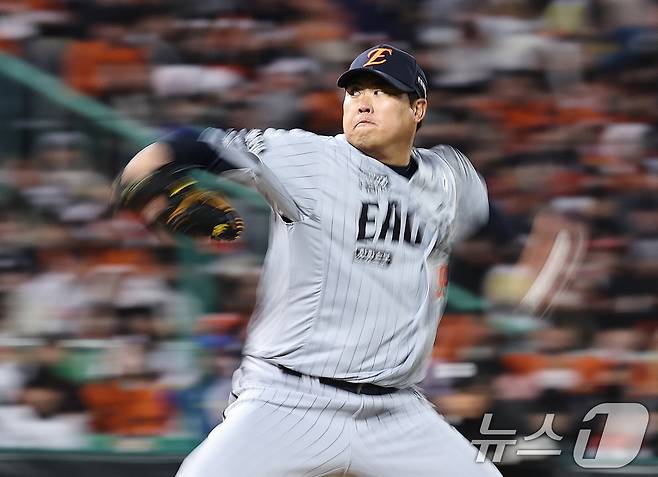 7일 오후 인천 미추홀구 SSG랜더스필드에서 열린 프로야구 '2026 신한 SOL KBO리그' SSG 랜더스와 한화 이글스의 경기, 한화 선발투수 류현진이 6회 역투하고 있다. 2026.4.7 ⓒ 뉴스1 구윤성 기자