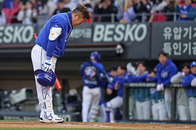 7일 KIA전 1회초 첫 타석에 앞서 KIA 팬들을 향해 인사하는 최형우(삼성). (삼성 라이온즈 제공)