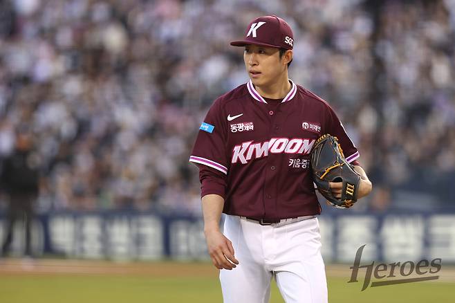 역투하는 키움 히어로즈 투수 배동현. (키움 히어로즈 제공)