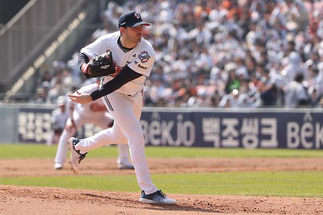 두산 잭로그가 5일 서울 잠실구장에서 열린 2026 KBO리그 정규시즌 한화전에 선발 등판해 역투하고 있다. 사진 | 두산 베어스