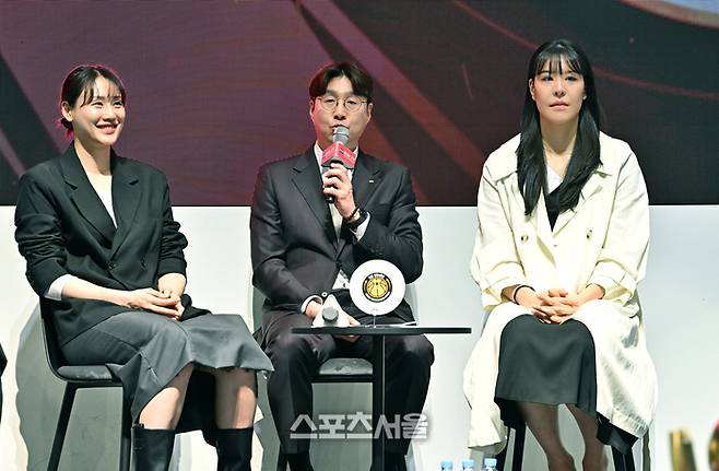 KB스타즈 김완수 감독(가운데)이 6일 서울 용산구 서울드래곤시티 그랜드볼룸에서 열린 BNK금융 2025-2026 여자프로농구 포스트시즌 미디어데이 행사에서 강이슬(왼쪽), 박지수와 함께 사회자의 질문에 답을 하고 있다. 박진업 기자 upandup@sportsseoul.com