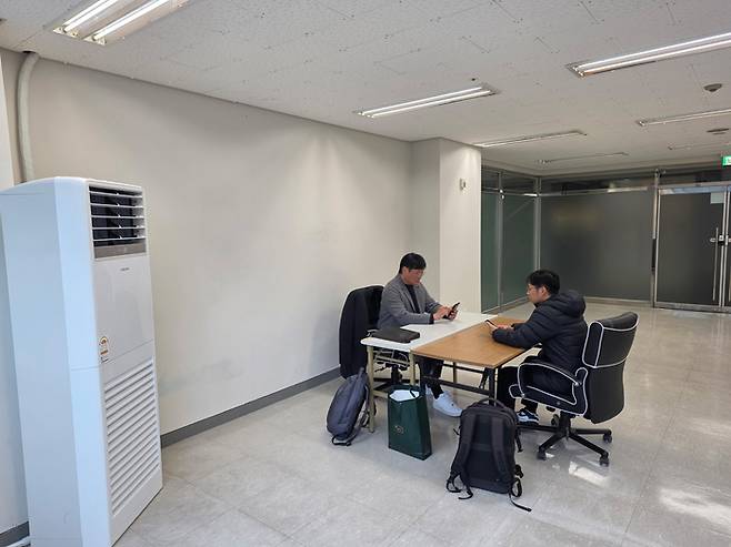 부당해고 복직자 2명이 KPGA 빌딩 2층 공실 내 격리배치 된 모습. 사진 | KPGA 노동조합