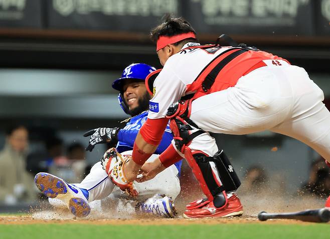 삼성 디아즈가 7일 광주-기아 챔피언스 필드에서 열린 2026 KBO리그 정규시즌 KIA와 경기 8회초 김영웅 좌전 적시타 때 2루에서 홈까지 달려 세이프 되고 있다. 사진 | 광주=연합뉴스