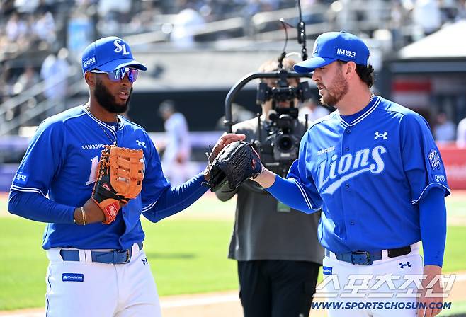 5일 수원KT위즈파크에서 열린 삼성과 KT의 경기. 3회말 2사 1,2루 삼성 오러클린이 KT 장성우의 파울플라이를 잡아내 이닝을 끝내 준 디아즈와 하이파이브를 하고 있다. 수원=허상욱 기자wook@sportschosun.com/2026.04.05/