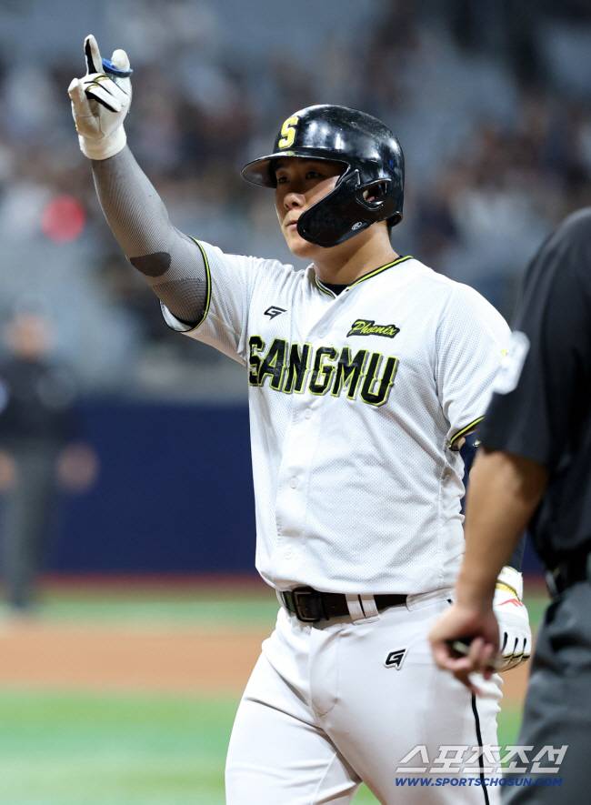 1일 고척스카이돔에서 열린 2025 KBO 퓨처스리그 챔피언결정전 상무와 KT의 경기, 2회말 상무 윤준호가 안타를 치고 기뻐하고 있다. 고척=허상욱 기자wook@sportschosun.com/2025.10.01/