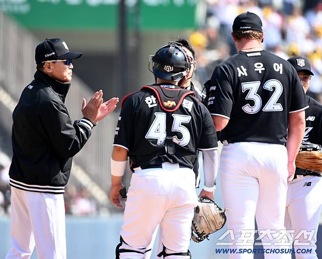 28일 잠실야구장에서 열린 KT와 LG의 개막전. 1회말 2사 1,2루 KT 이강철 감독이 마운드에 올라 위기를 맞은 사우어를 다독이고 있다. 잠실=허상욱 기자wook@sportschosun.com/2026.03.28/