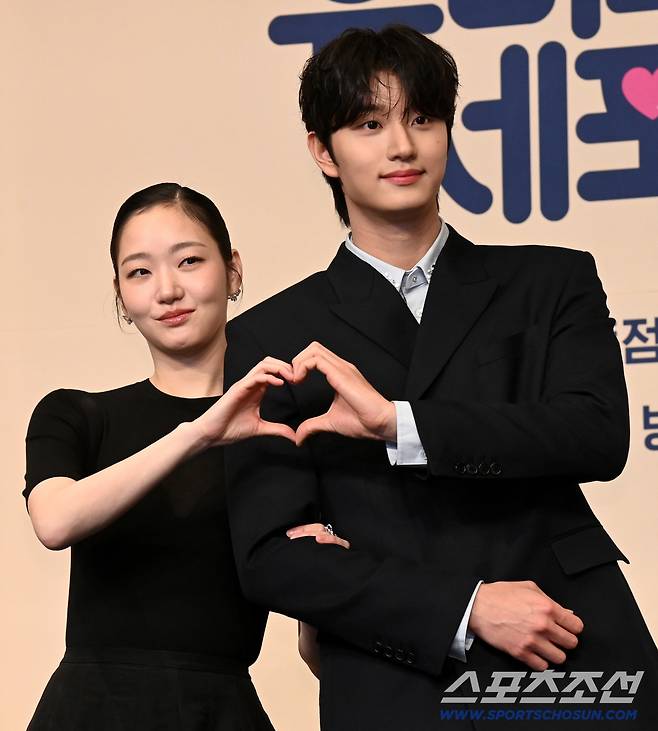 7일 서울 더링크호텔에서 열린 티빙 오리지널 '유미의 세포들 시즌3'의 제작발표회. 김고은과 김재원이 포토타임을 갖고 있다.허상욱 기자wook@sportschosun.com/2026.04.07/