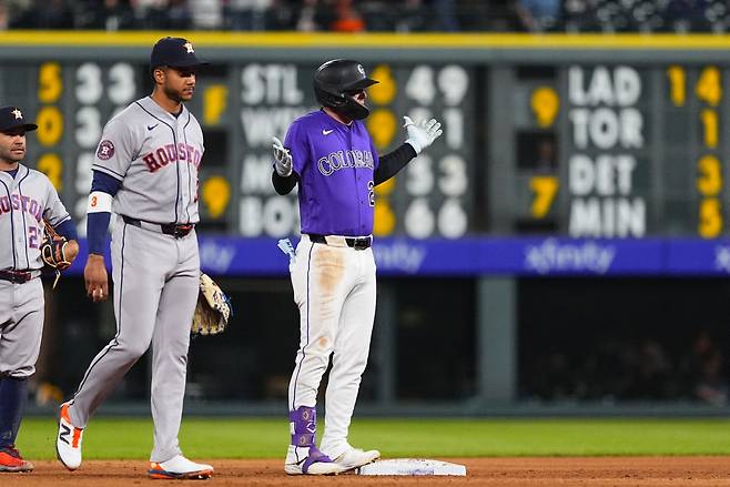 Apr 6, 2026; Denver, Colorado, USA; Colorado Rockies outfielder Troy Johnston (20) reacts after his RBI double next to Houston Astros shortstop Jeremy Pena (3) in the fifth nning at Coors Field. Mandatory Credit: Ron Chenoy-Imagn Images
<저작권자(c) 연합뉴스, 무단 전재-재배포, AI 학습 및 활용 금지>