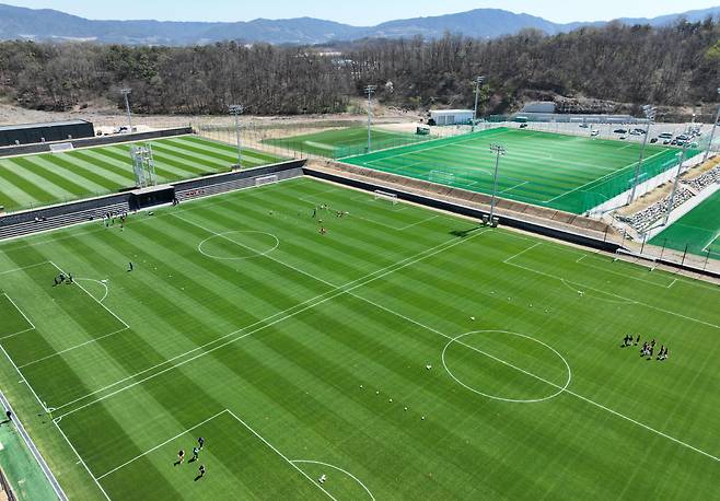 한국 축구문화 거점 될 코리아풋볼파크
(천안=연합뉴스) 류영석 기자 = 7일 공식 개관한 충남 천안 코리아풋볼파크 전경 모습. 2026.4.7
ondol@yna.co.kr
(끝)
<저작권자(c) 연합뉴스, 무단 전재-재배포, AI 학습 및 활용 금지>