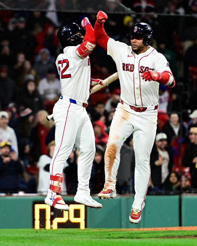 9회말 홈런을 친 콘트레라스(오른쪽)을 맞이하는 아브레우. AFP연합뉴스