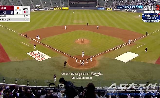 키움 2루주자 이형종이 최승용의 투구가 옆으로 튀자 3루를 돌아 홈까지 들어왔다. 포수 양의지가 공의 방향을 알고 잡으려 뛸 때 이미 이형종은 3루에 다다랐다. SPOTV2 중계화면 캡쳐