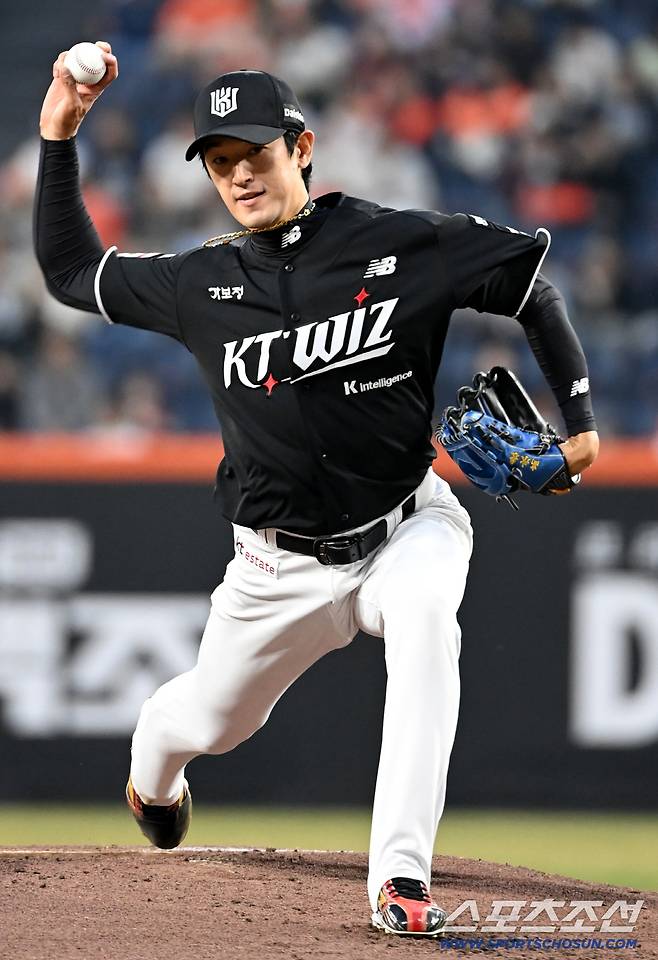 1일 대전한화생명볼파크에서 열린 KT와 한화의 경기. KT 선발투수 고영표가 역투하고 있다. 대전=허상욱 기자wook@sportschosun.com/2026.04.01/