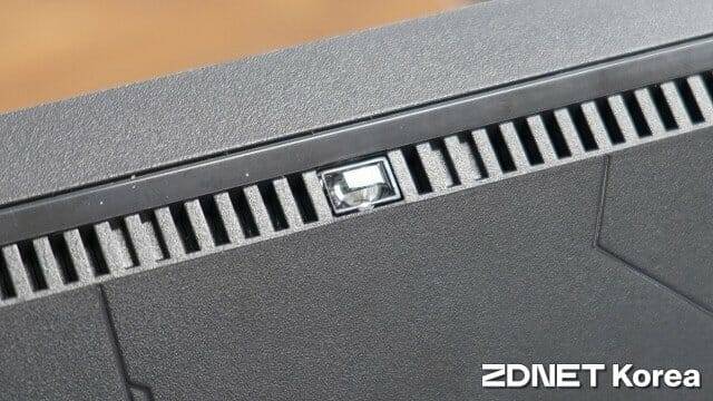 모니터 상단 센서로 주변광 밝기를 인식하고 색상과 밝기를 조절 가능하다. (사진=지디넷코리아)