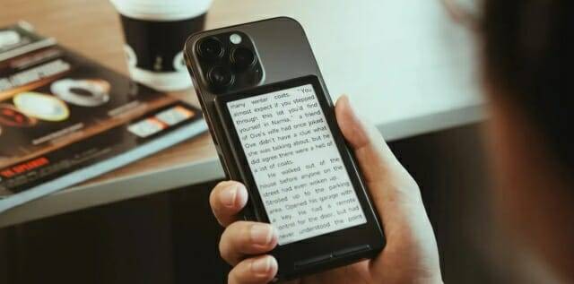 아이폰 뒷면에 자석으로 붙여 사용하는 전자책 리더기가 나왔다. 엑스티잉크의 X4 (출처=엑스티잉크)