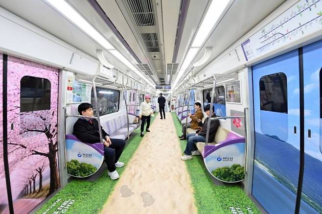 하남시(시장 이현재)가 벚꽃 개화기를 맞아 지하철 5호선 전동차 내부를 하남의 아름다운 명소로 가득 채운 '하남 풍경열차'를 선보이고 있다. 하남시 제공