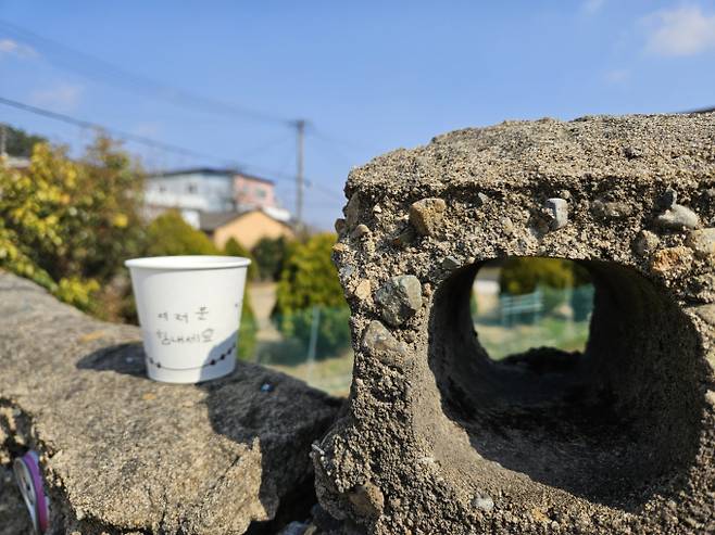 꽃샘추위 바람까지 '쌀쌀'…강원일부 영하권 추위[오늘날씨]=화요일인 오늘(7일) 날씨는 전국이 대체로 맑겠으나, 제주도는 흐리다가 새벽부터 차차 맑아지겠다. 아침 최저기온은 –1~7℃, 낮 최고기온은 12~15℃가 되겠다. 아침 기온은 큰 폭으로 떨어져 내륙을 중심으로 0℃ 안팎의 분포를 보이겠고, 바람도 강해 체감온도는 더욱 낮아 쌀쌀하겠다. ⓒbnt뉴스: 오늘날씨, 내일날씨, 주간날씨 예보