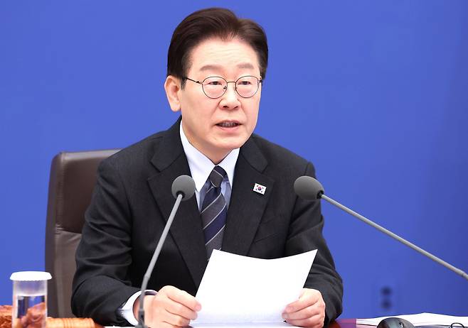 이재명 대통령은 중동 위기로 고물가 고환율 문제가 불거진 가운데 경제학자 출신을 신임 한은 총재 후보자로 지명했다. 사진은 이 대통령이 지난 4월 6일 청와대에서 열린 비상경제 점검회의에서 발언하는 모습. /뉴스1