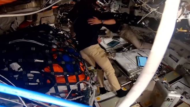 아르테미스 2호 비행사들이 지휘관 리드 와이즈먼의 사별한 아내 '캐럴'을 달 충돌구 이름으로 붙인 뒤 서로 포옹하며 캐럴을 기리고 있다. /NASA(미 항공우주국)