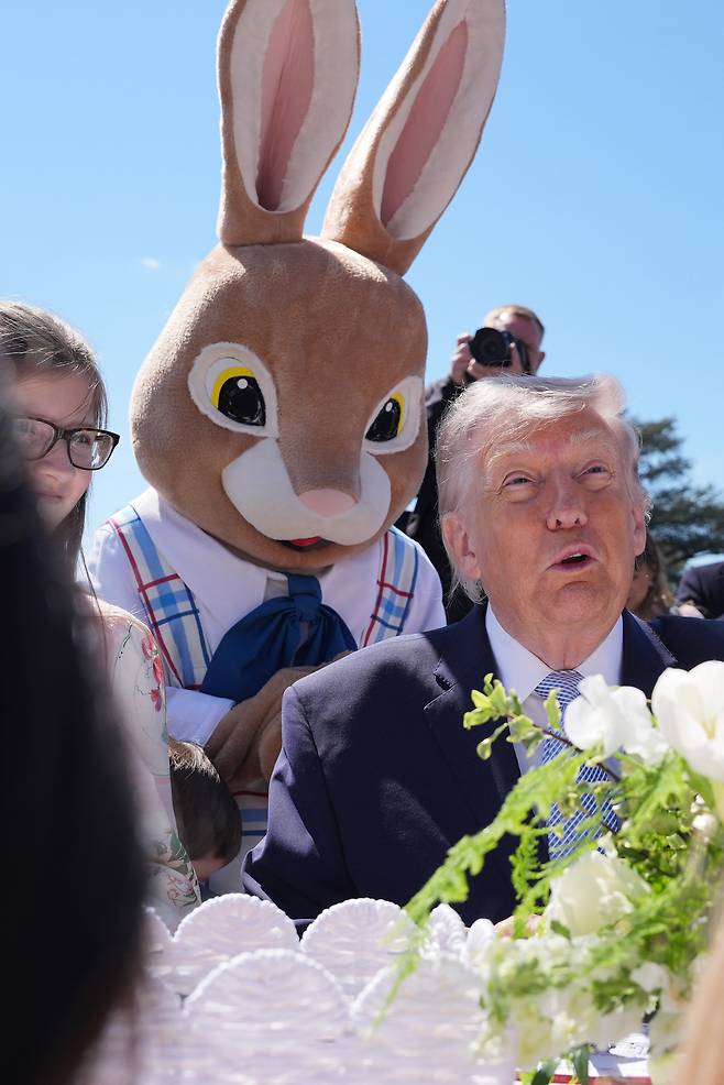 도널드 트럼프 미국 대통령이 6일(현지 시각) 백악관 사우스론에서 열린 부활절 행사에 참여하고 있다./AP 연합뉴스