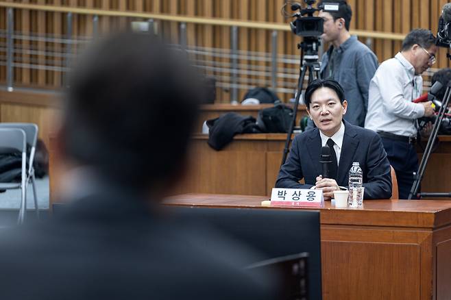 '쌍방울 대북 송금' 사건을 수사했던 박상용 검사가 7일 서울 여의도 국회에서 국민의힘 '윤석열정권 정치검찰 조작기소 의혹사건 진상규명' 국정조사특별위원회 위원단 주최로 열린 더불어민주당의 공소취소·재판조작 진상규명 청문회에 증인으로 출석해 의원 질의에 답변하고 있다. /뉴스1