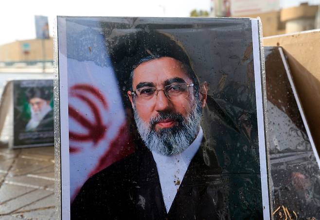 이란의 신임 최고지도자 아야톨라 모즈타바 하메네이(오른쪽)와 고인이 된 이란 최고지도자 아야톨라 알리 하메네이(왼쪽)의 초상화가 판매용으로 전시되어 있다. /EPA