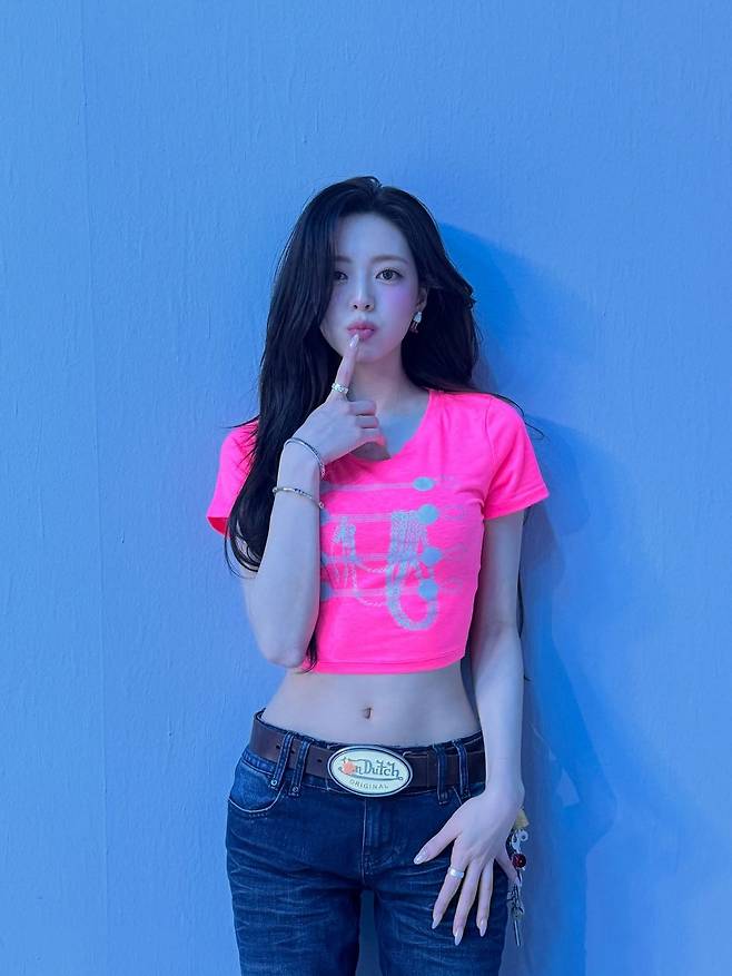 유나의 네온 코디. 인스타그램 @igotyuandme