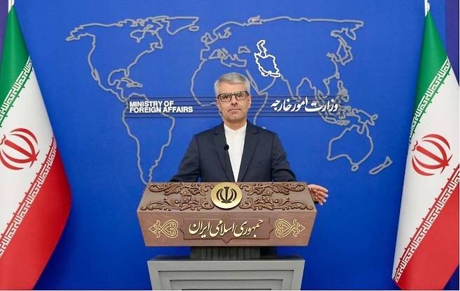 (자료사진) 에스마일 바가이 이란 외무부 대변인이 2024년 12월23일 주간 기자회견에서 브리핑하는 모습. IRNA통신 홈페이지/뉴시스