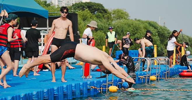 수영-자전거-달리기를 기반으로 한 ‘쉬엄쉬엄 한강 3종 축제’ 참가자들의 모습.