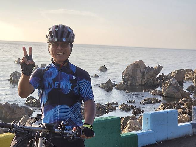 다음달 4일부터 자전거 세계일주에 나서는 강원 평창의 김영교 씨. 평소 자전거와 걷기로 꾸준히 체력을 관리해 왔다. 김영교 씨 제공