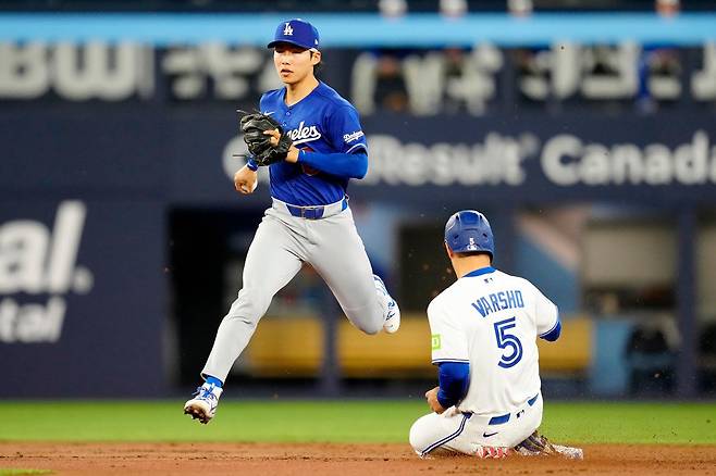 LA 다저스의 김혜성이 6일(현지 시간) 캐나다 토론토의 로저스 센터에서 열린 2026 MLB 토론토 블루제이스와 경기 1회 말 이닝을 종료하는 수비를 하고 있다. 유격수로 선발 출전한 김혜성은 8회 현재 3타수 1안타 1득점 1볼넷을 기록 중이며, 다저스는 13-1로 크게 앞서고 있다. 2026.04.07 [토론토=AP/뉴시스]
