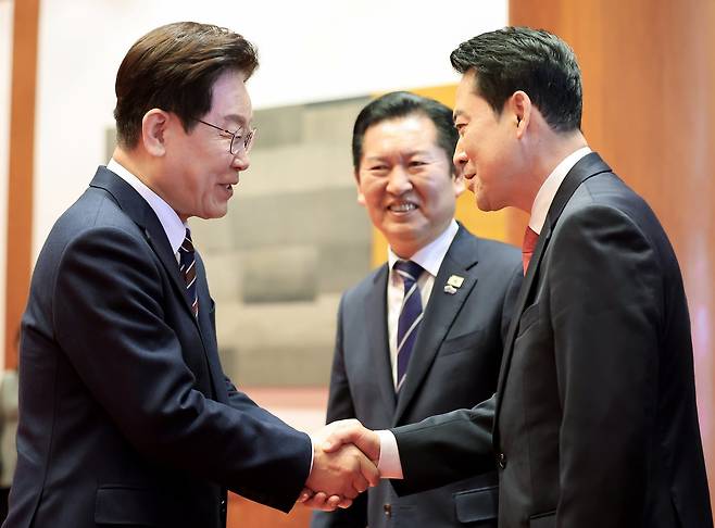 이재명 대통령이 7일 청와대에서 열린 여야정 민생경제협의체 회담 및 오찬에서 장동혁 국민의힘 대표와 악수하고 있다. 뉴시스