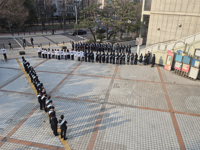 현대건설과 삼성물산, DL이앤씨, GS건설, 롯데건설 임직원들이 지난 25일 서울 목동7단지 재건축 주민총회 현장을 찾아 수주 홍보를 위해 도열해 있다. 목동7단지는 아직 시공사 선정 절차를 진행하기는 이른 곳이지만, 건설사들은 일찌감치 수주 경쟁을 벌이고 있다. [독자 제공]