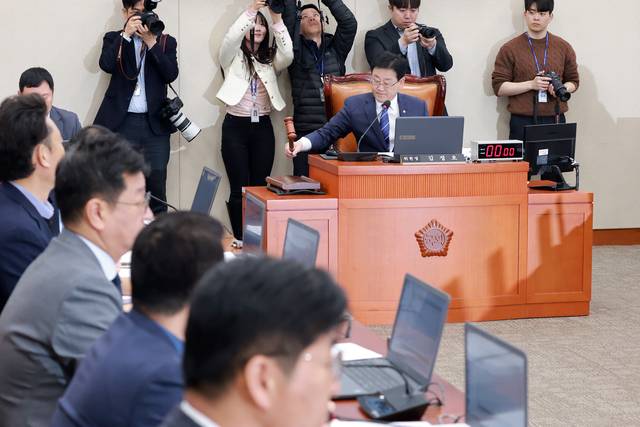 7일 국회에서 열린 기후에너지환경노동위원회 전체회의에서 위원장인 더불어민주당 김정호 의원이 개의를 선언하고 있다. [연합뉴스]