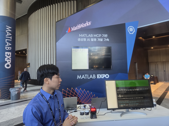 3일 서울 삼성동 코엑스에서 열린 매트랩 엑스포 2026 코리아에서 매스웍스 관계자가 매트랩 MCP를 설명하고 있다. 김남석 기자