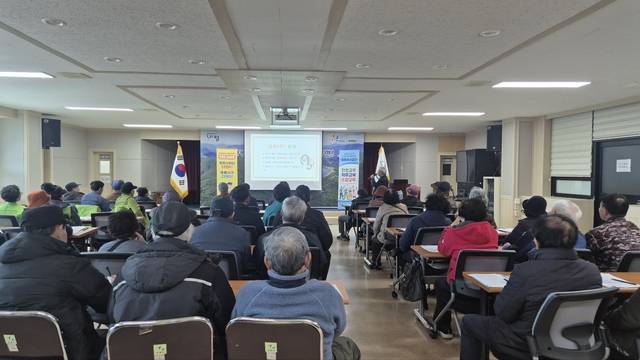 MG시니어 금융강사들이 어르신을 대상으로 교육을 진행하는 모습. [새마을금고 제공]